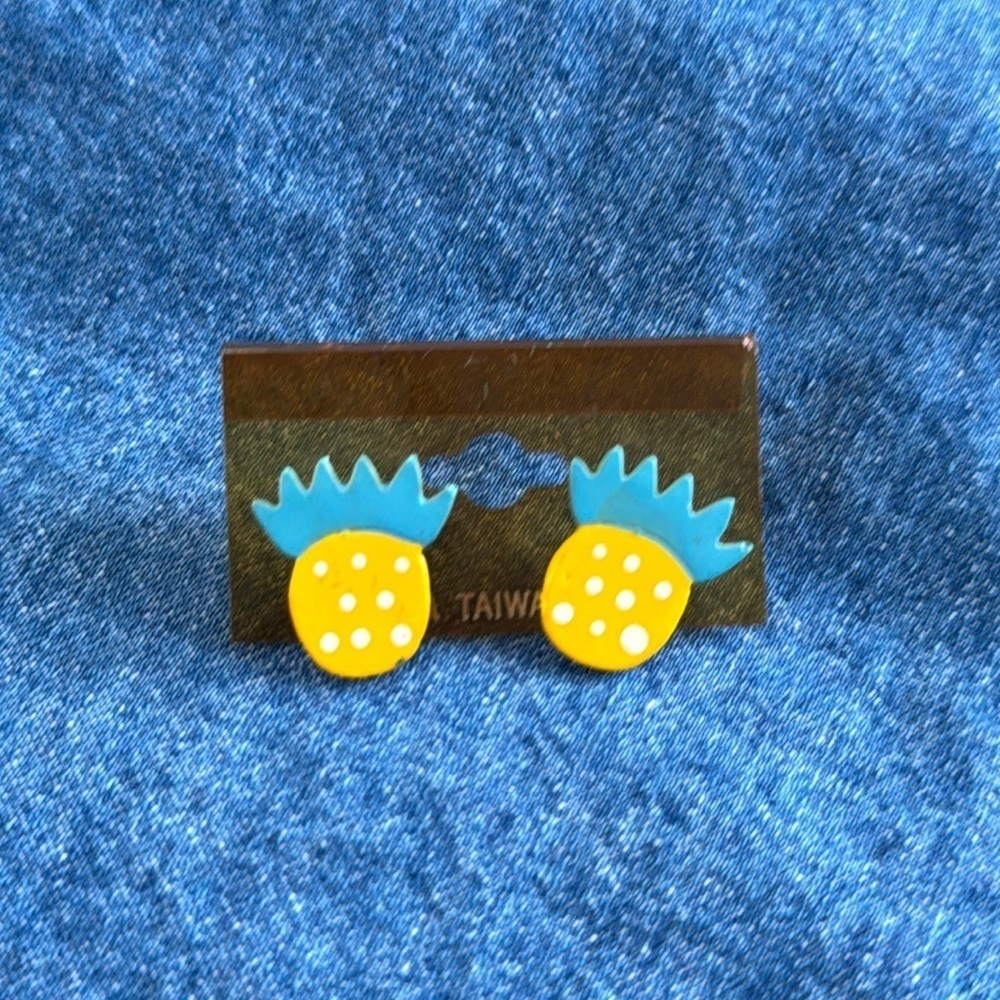 4/$10 Cute Pineapple Studs